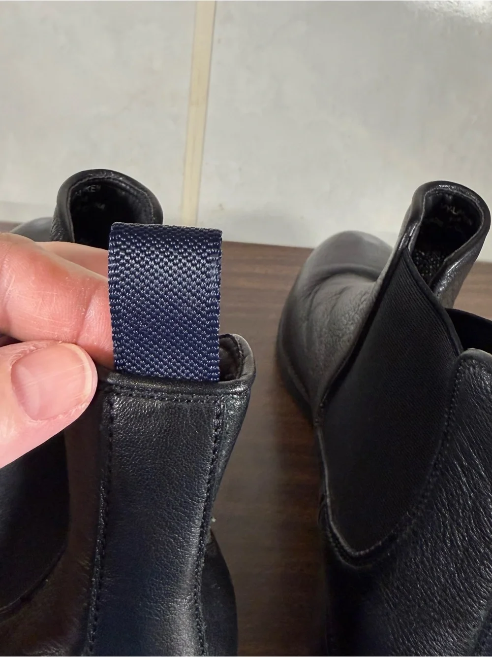 Vince Camuto Laken Lug Black Leather Chelsea Boots Mens 11 Pull On EUC